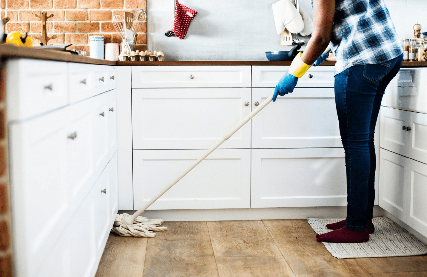 House Cleaners Use Harsh Chemical Cleaning Products